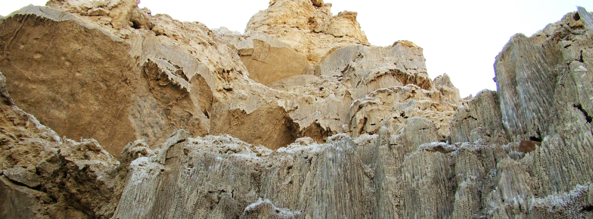 소돔산 - 유대 광야를 이루는 산지의 모습과는 그 모습이 완전히 다르다. 이 소돔산의 주 성분은 소금이며, 거대한 소금 덩어리 위에 광야의 먼지가 뒤덮혀 있다고 이해하면 된다.