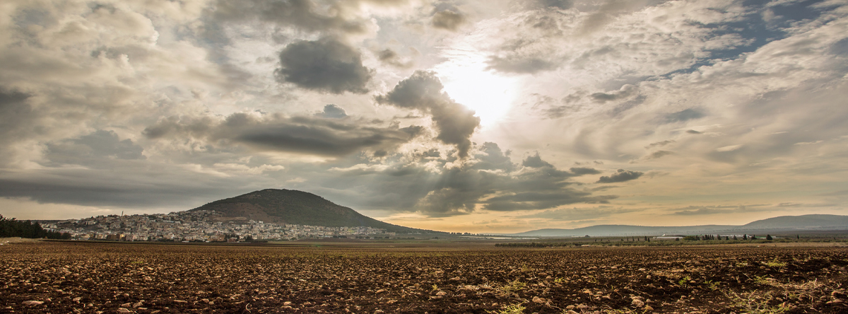 다볼산 - 이스라엘 평원에서 바라본 다볼산의 모습이다. 마치 저 구름 사이의 빛 속에서 하나님의 음성이 들릴 듯하다.